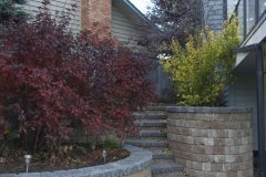 retaining wall - desert bluff roman pisa retaining wall and steps with charcoal revers a cap coping